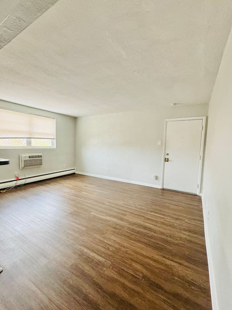 Morton Apartment: 75 Morton Ave