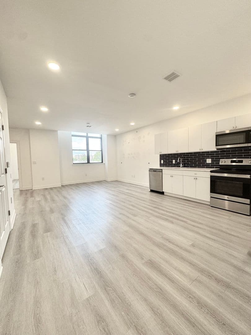Philadelphia Apartment: 1600 W Hunting Park