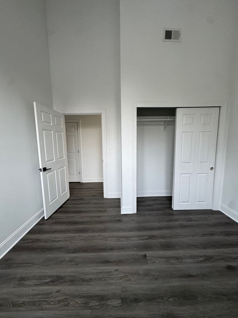 Darby Apartment: 901 Quarry St