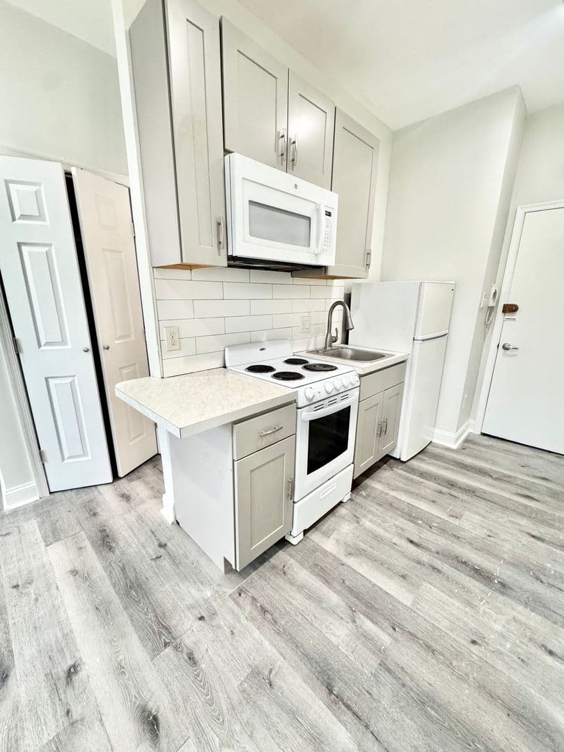 Philadelphia Apartment: 5002 Walnut Street