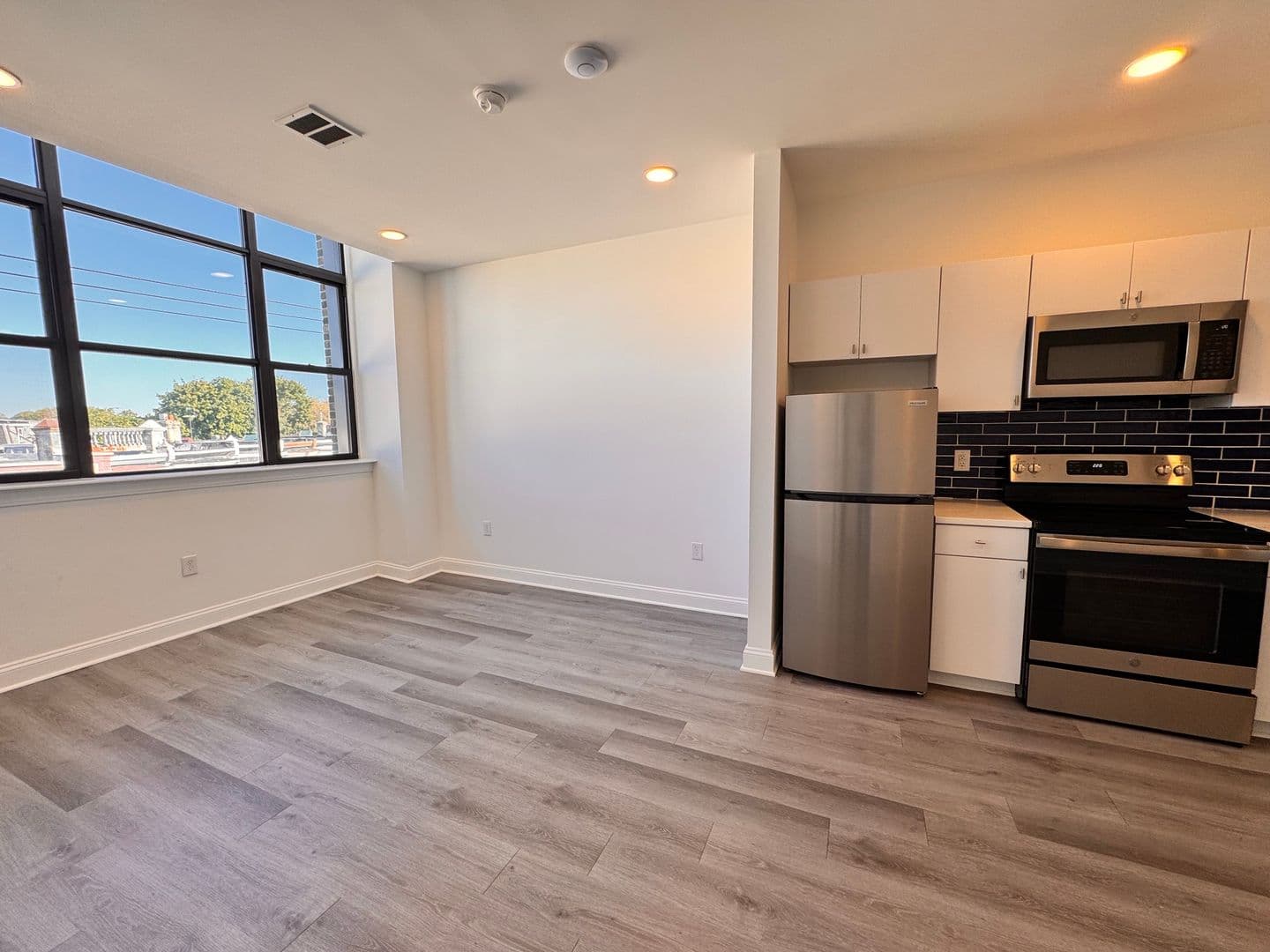 Philadelphia Apartment: 1600 W Hunting Park