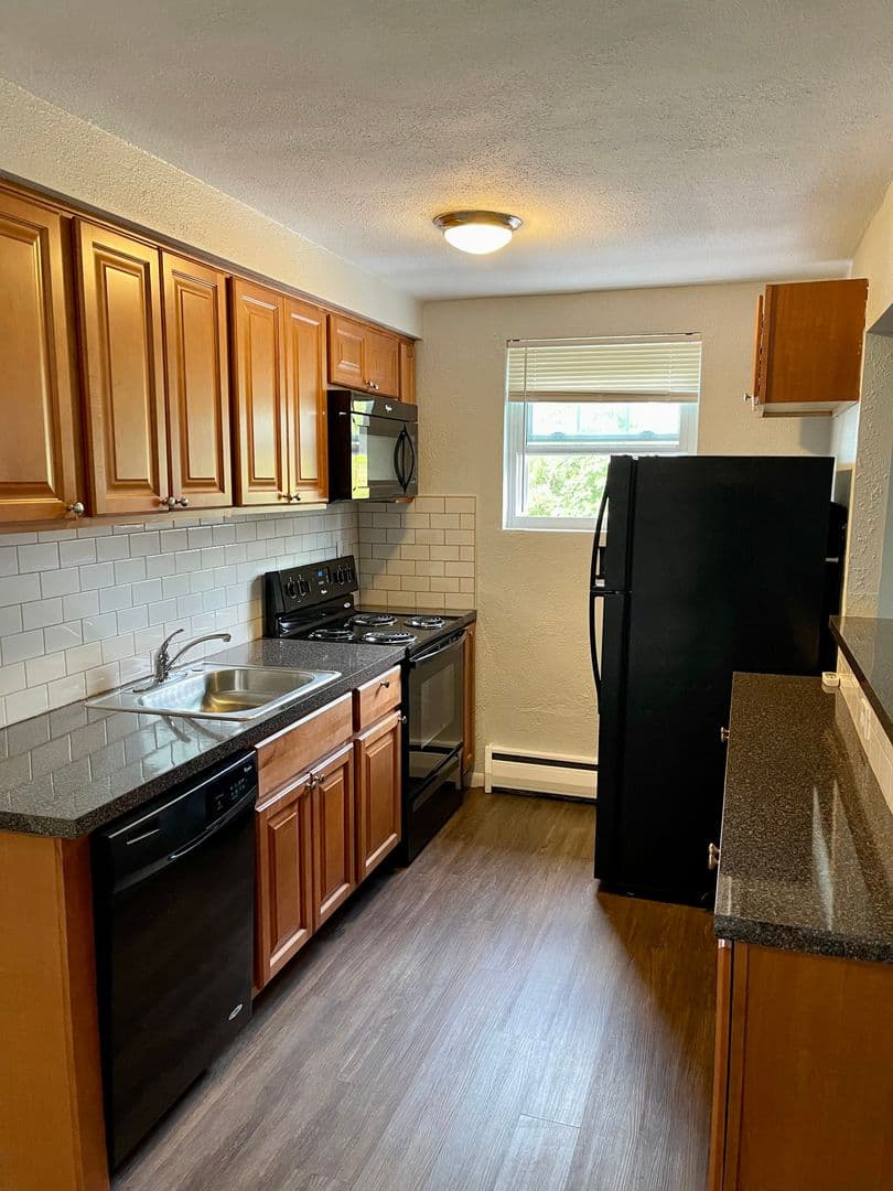 Morton Apartment: 75 Morton Ave