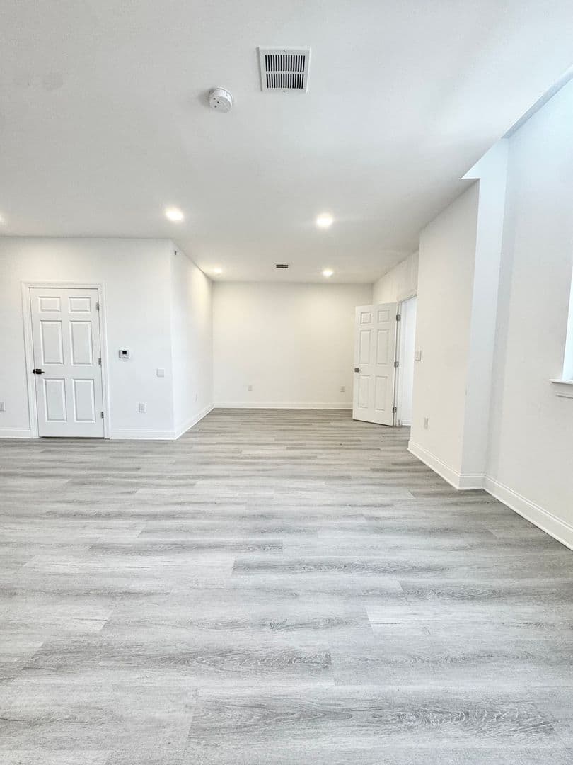 Philadelphia Apartment: 1600 W Hunting Park