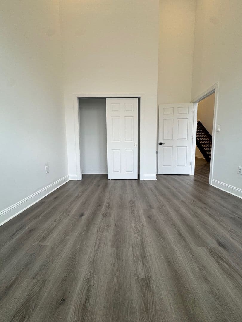 Darby Apartment: 901 Quarry St