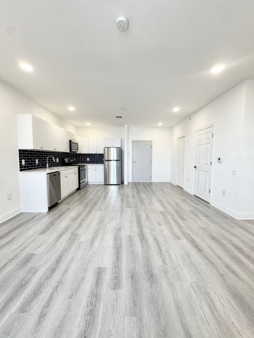 Philadelphia Apartment: 1600 W Hunting Park