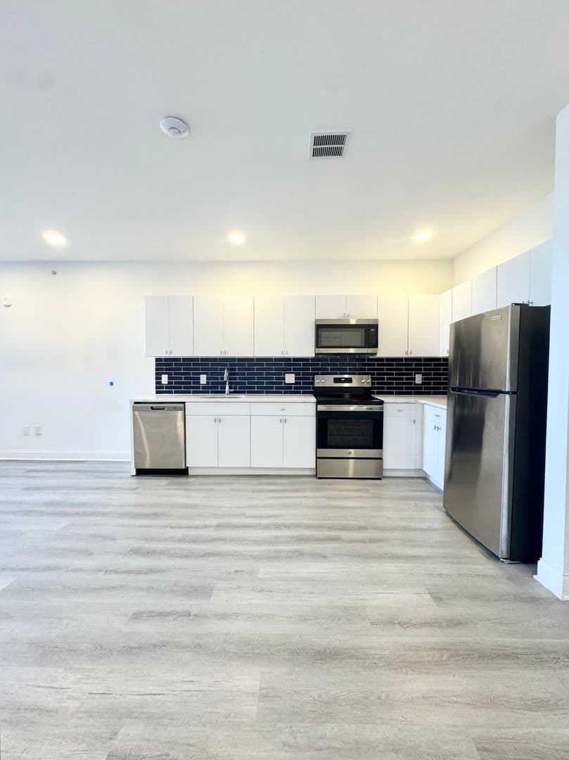 Philadelphia Apartment: 1600 W Hunting Park