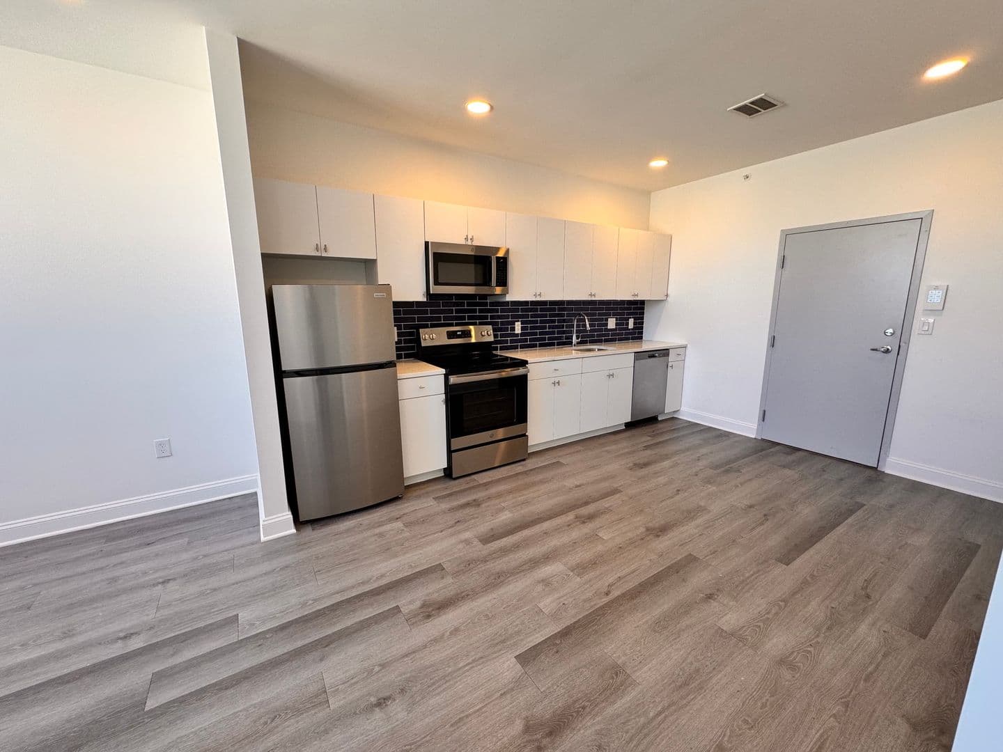 Philadelphia Apartment: 1600 W Hunting Park
