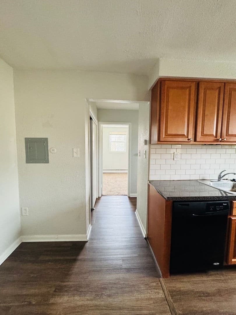 Morton Apartment: 75 Morton Ave