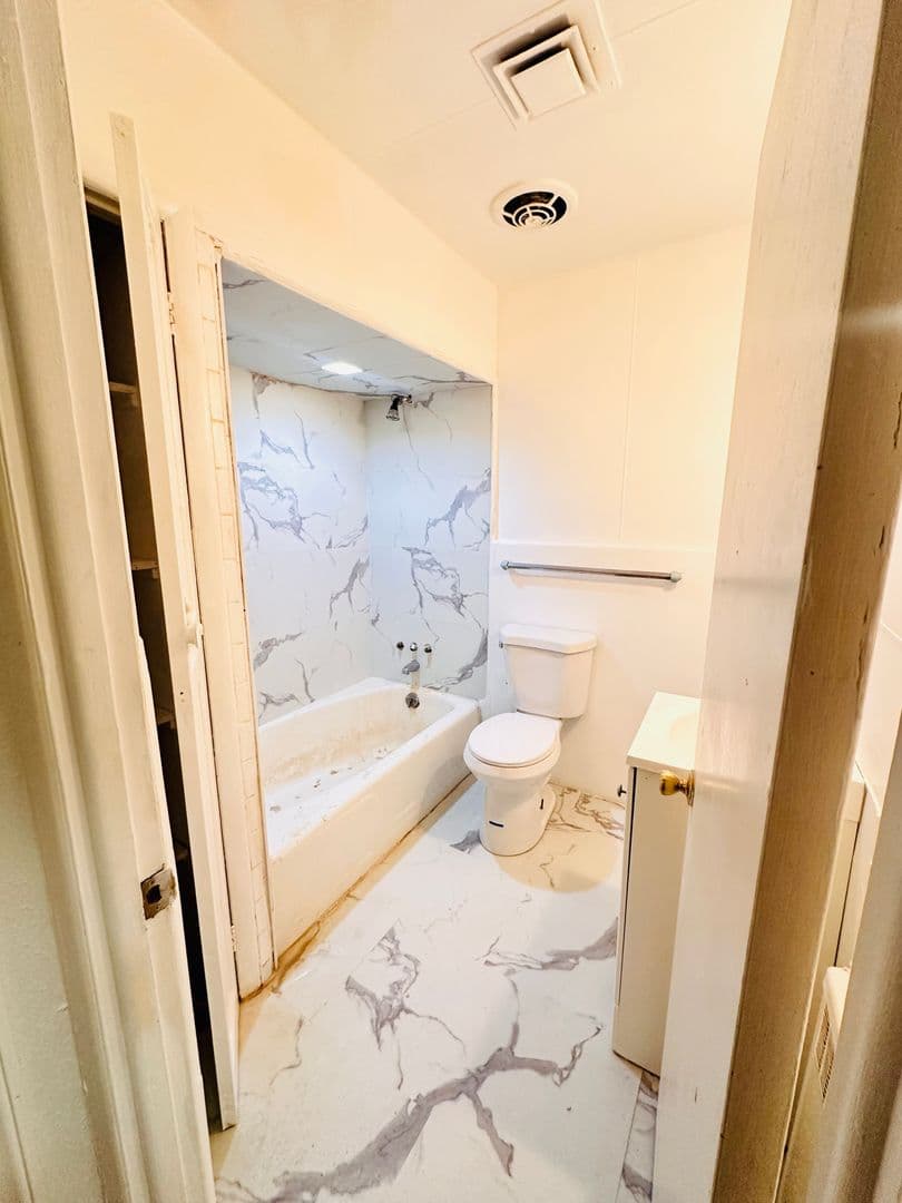 Philadelphia Apartment: 5023 Walnut Street