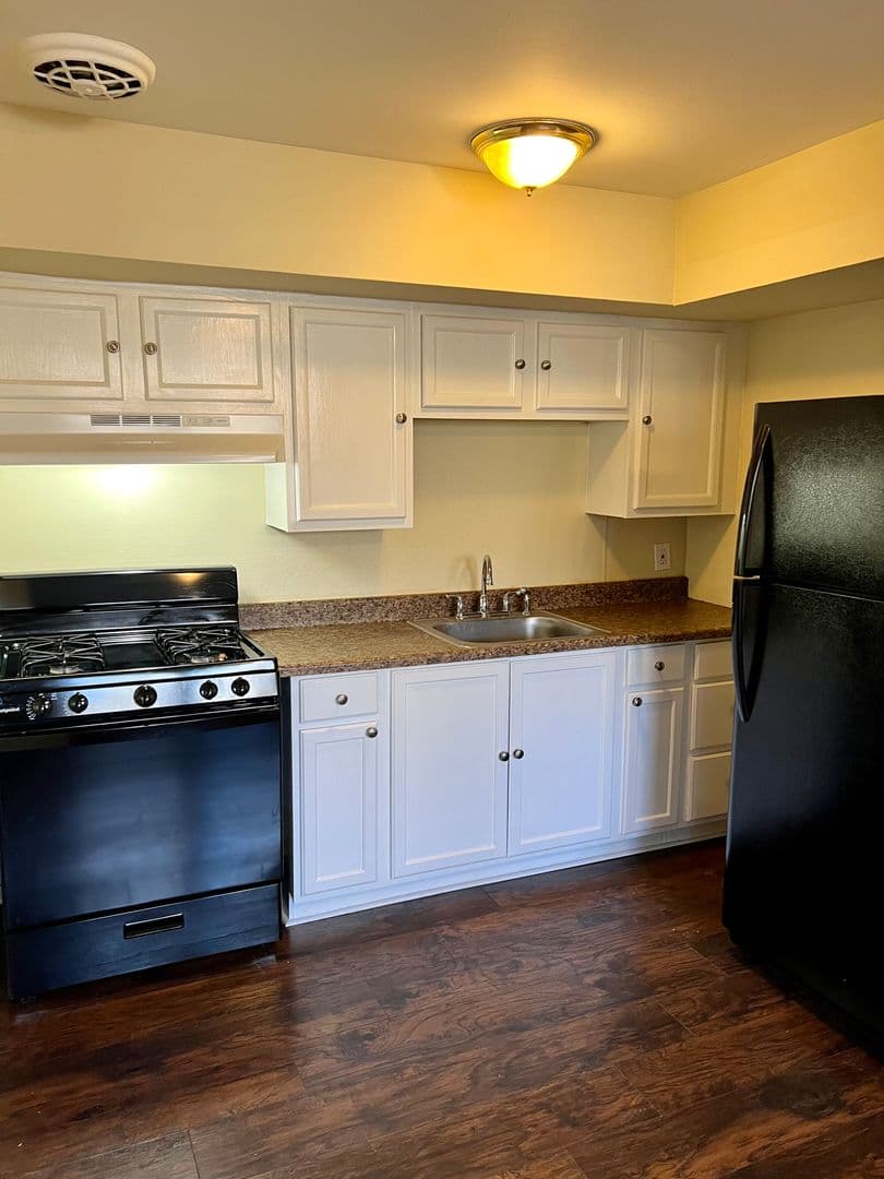 Chester Apartment: 2701 Chestnut St
