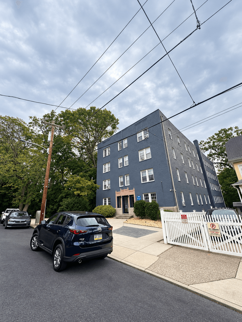 Philadelphia Apartment: 320 Rochelle Ave.