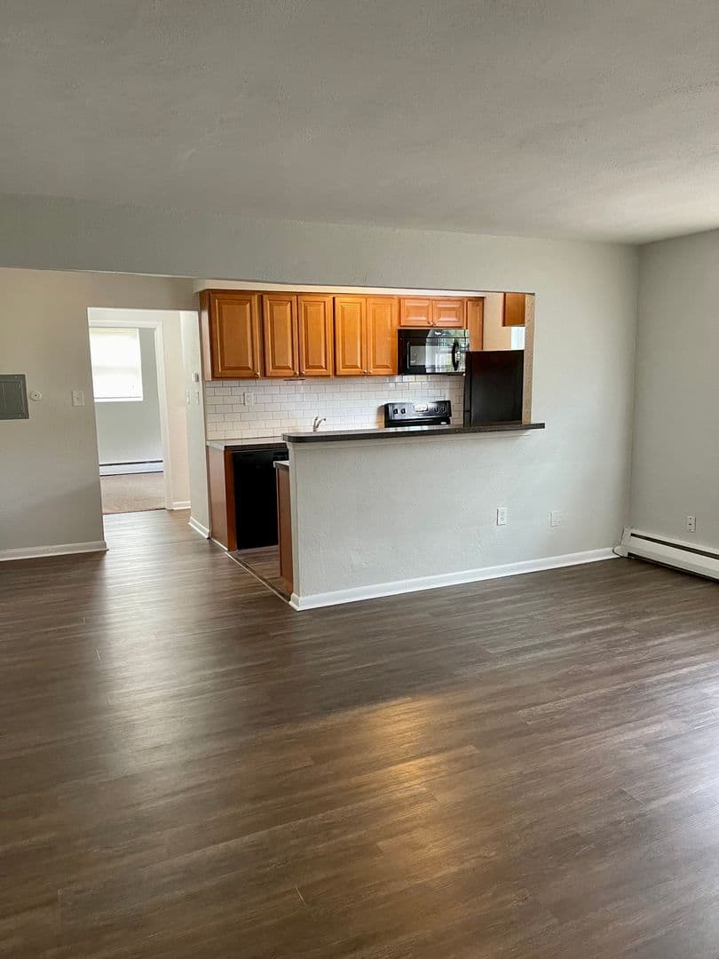 Morton Apartment: 75 Morton Ave