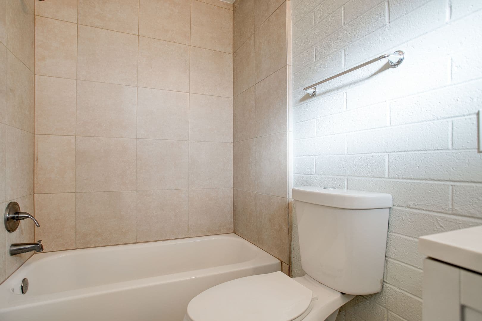 Phoenix Apartment: 206-216 E Jones Avenue