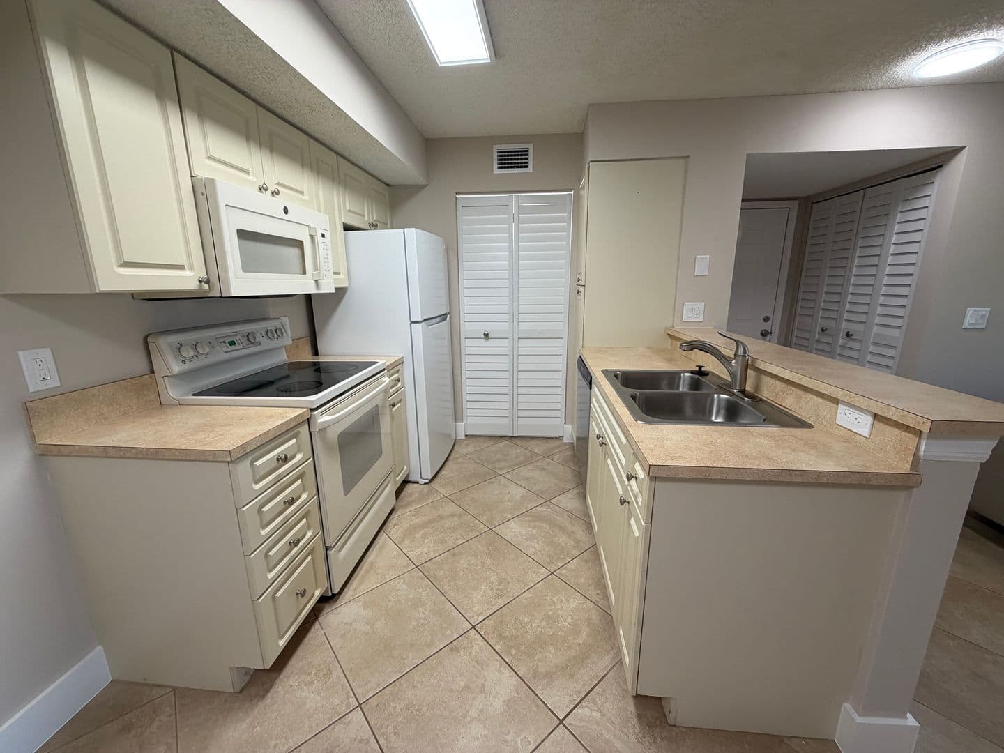 Naples Condo: 2094 Arbour Walk Cir.