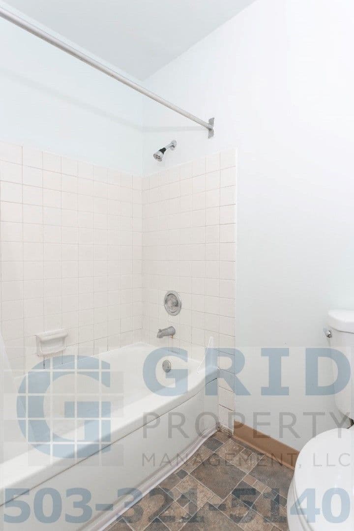 Portland Apartment: 1131 SE 17th Avenue, Unit A