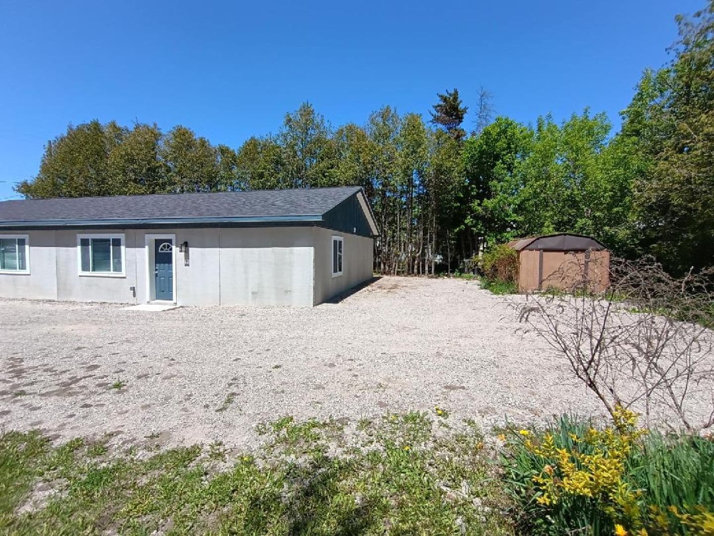 Charlevoix Apartment: 808 Sherman St