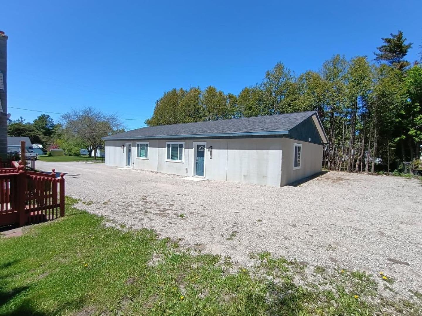 Charlevoix Apartment: 808 Sherman St