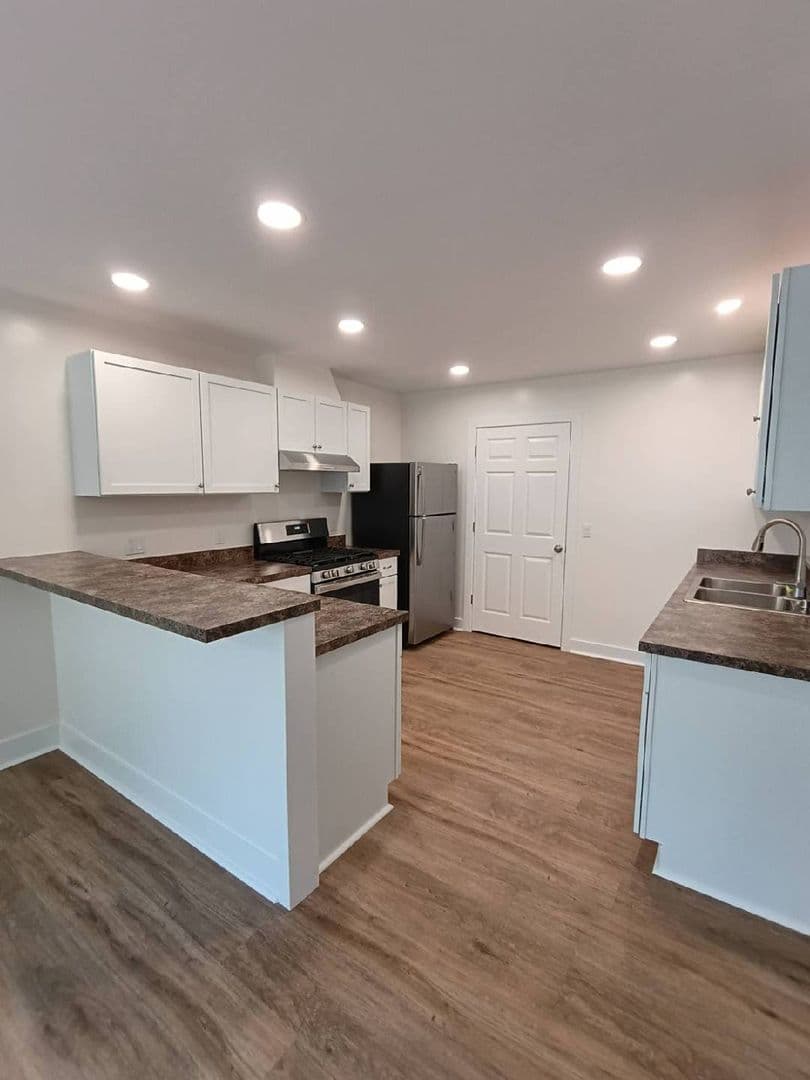 Charlevoix Apartment: 808 Sherman St