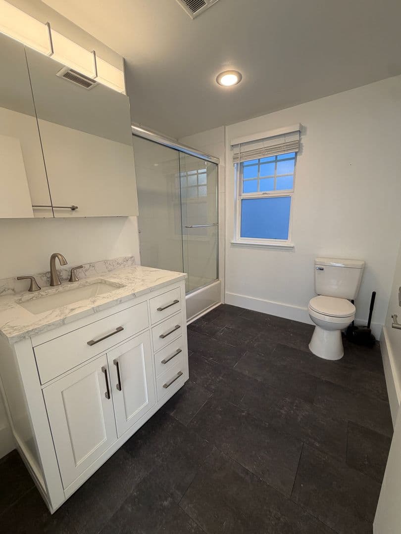 San Francisco Apartment: 900 Van Ness Ave
