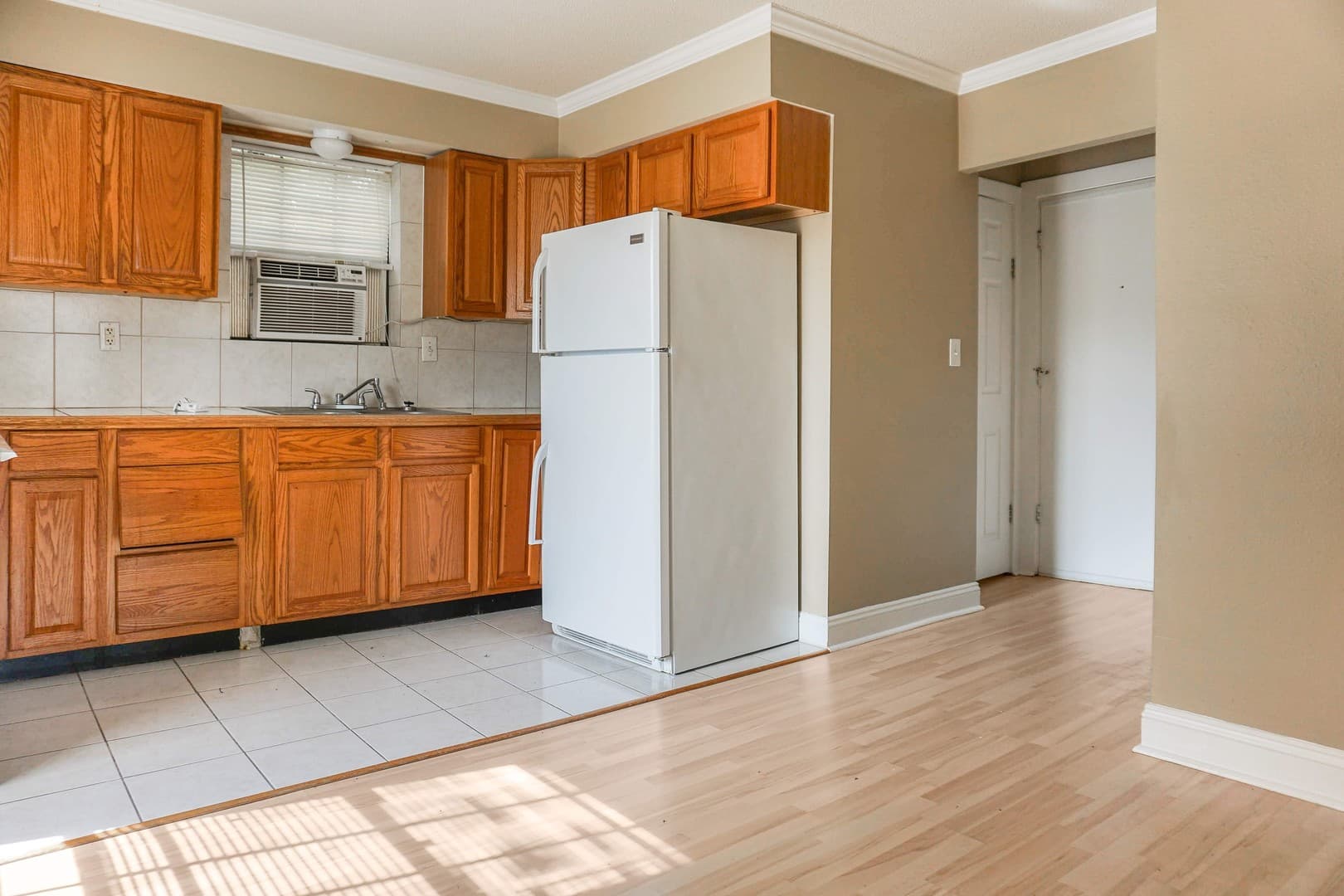 Hammond Apartment: 301 E. Robert St.