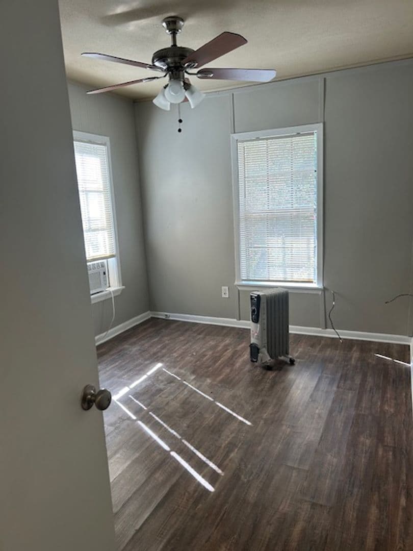 Hammond Apartment: 301 E. Robert St.