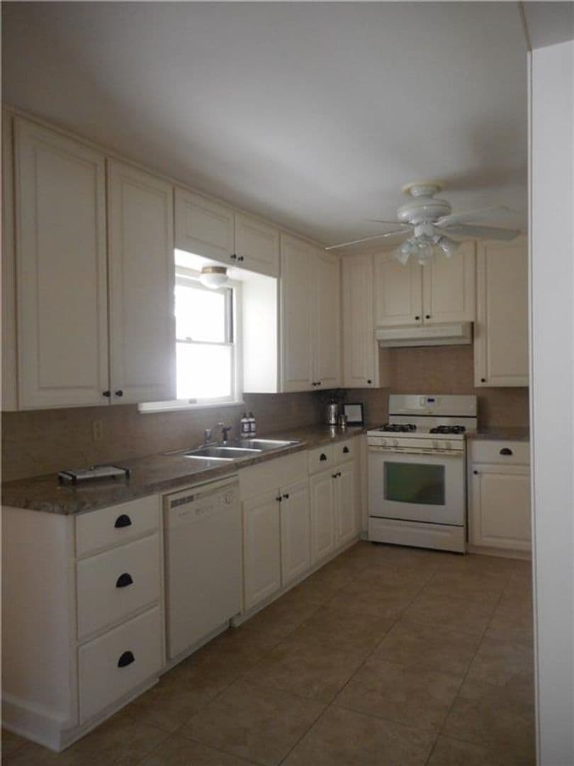 Corpus Christi House: 902 Wilshire Place