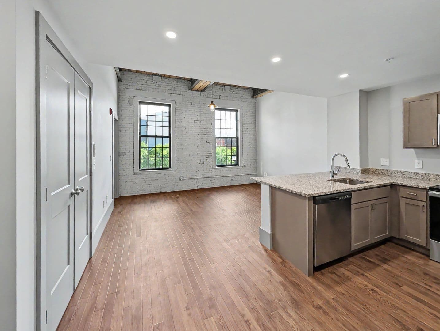 Worcester Apartment: 90 Grove Street