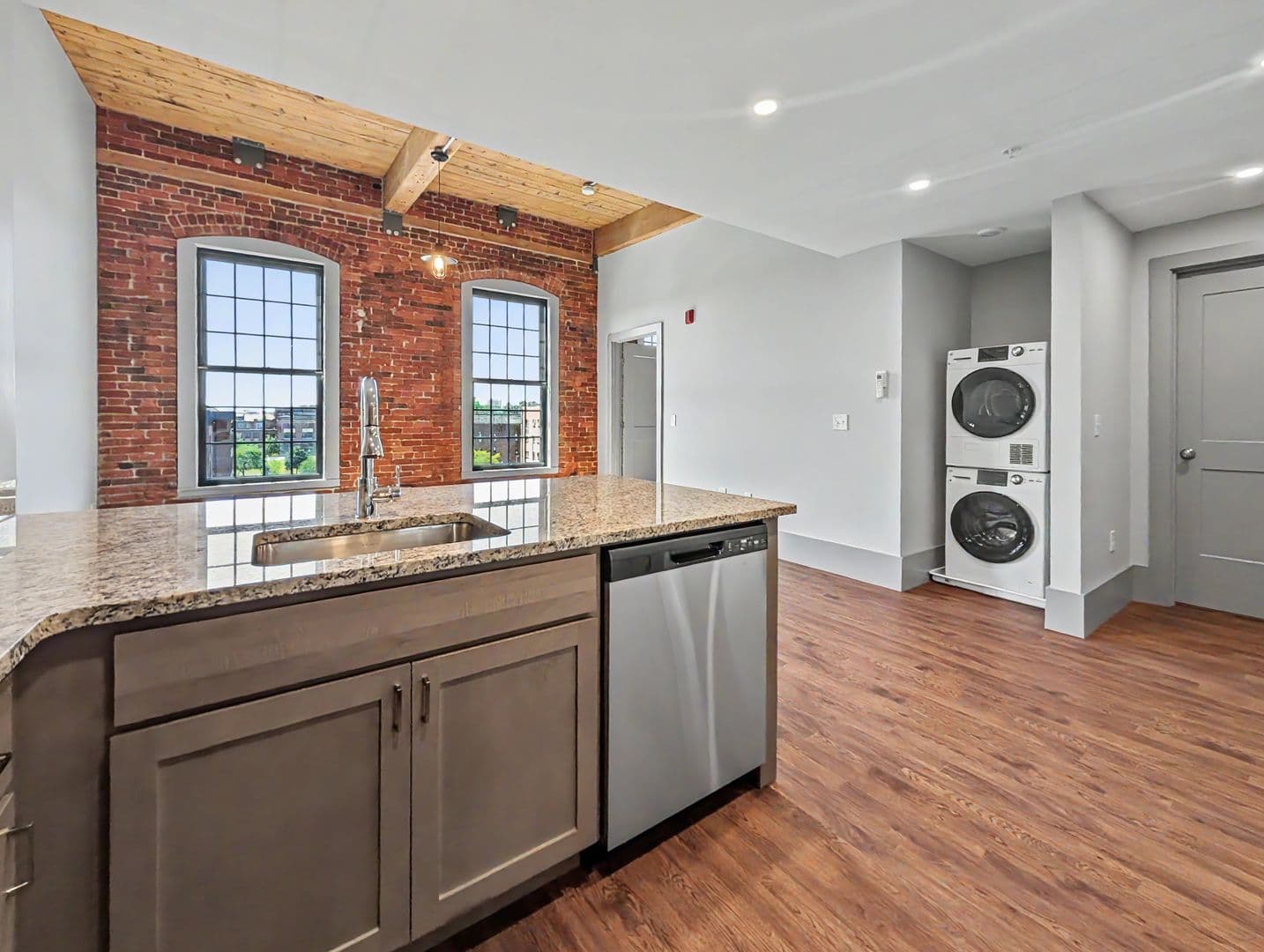 Worcester Apartment: 90 Grove Street