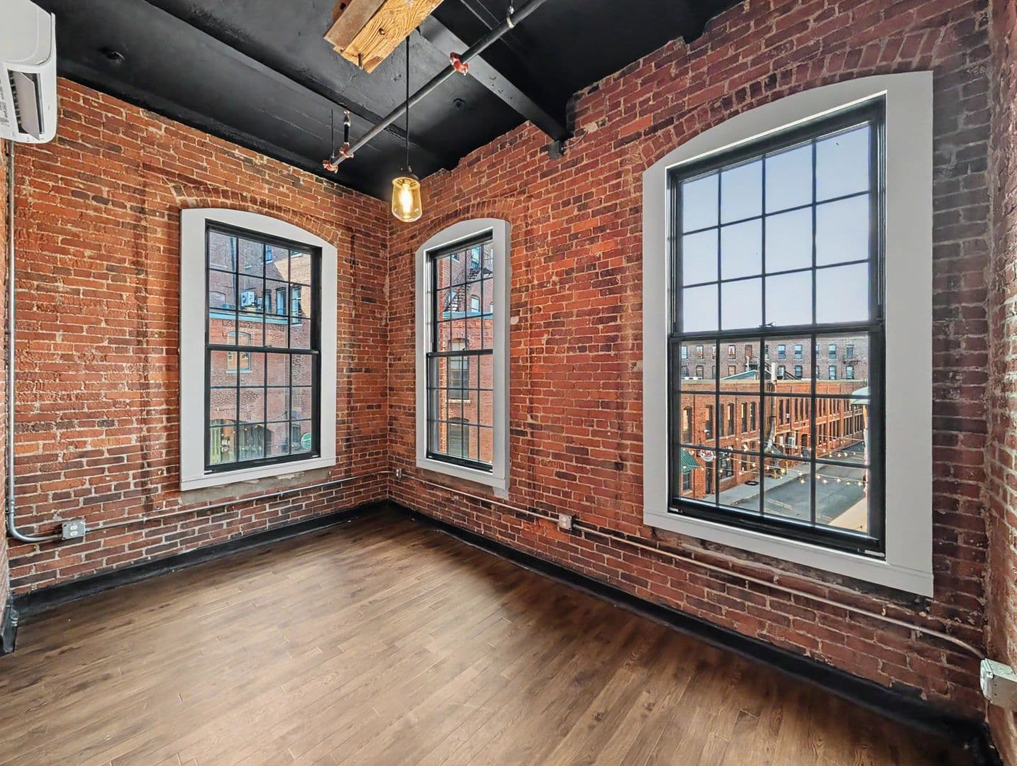 Worcester Apartment: 90 Grove Street