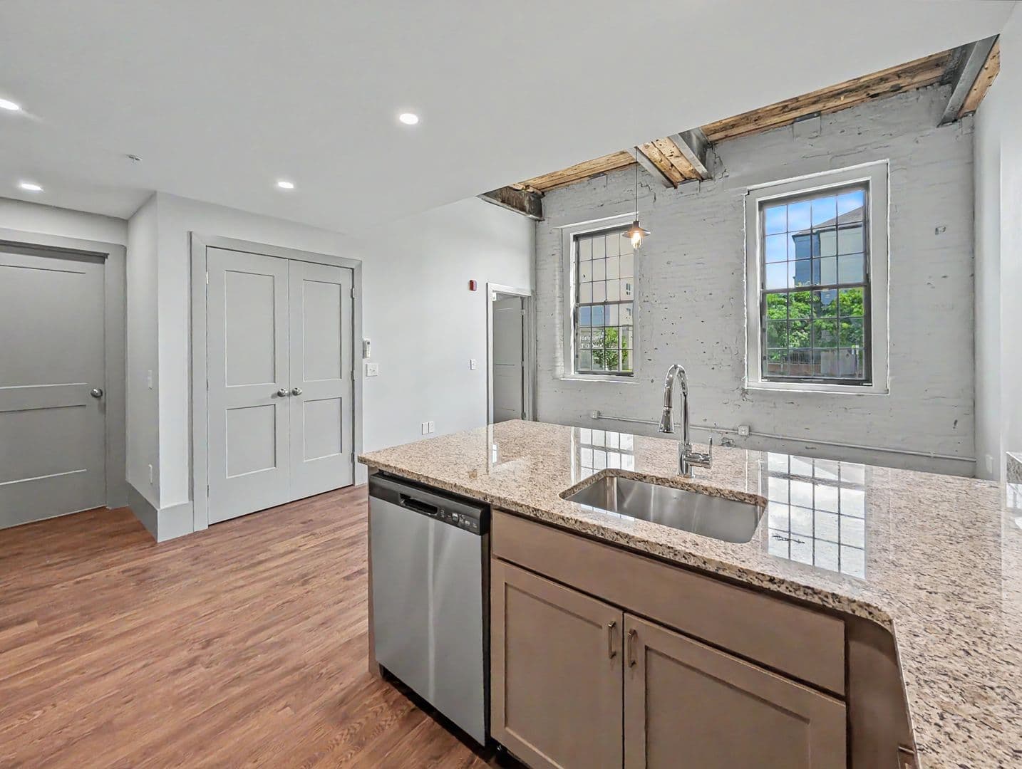 Worcester Apartment: 90 Grove Street