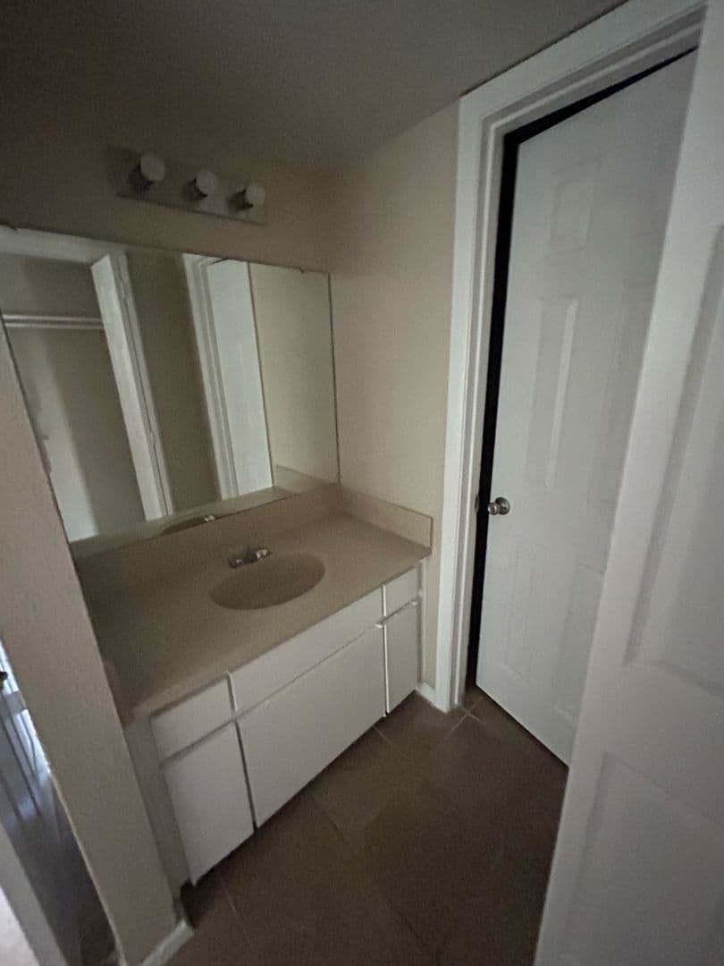 Arlington Apartment: 1676 Carter Drive