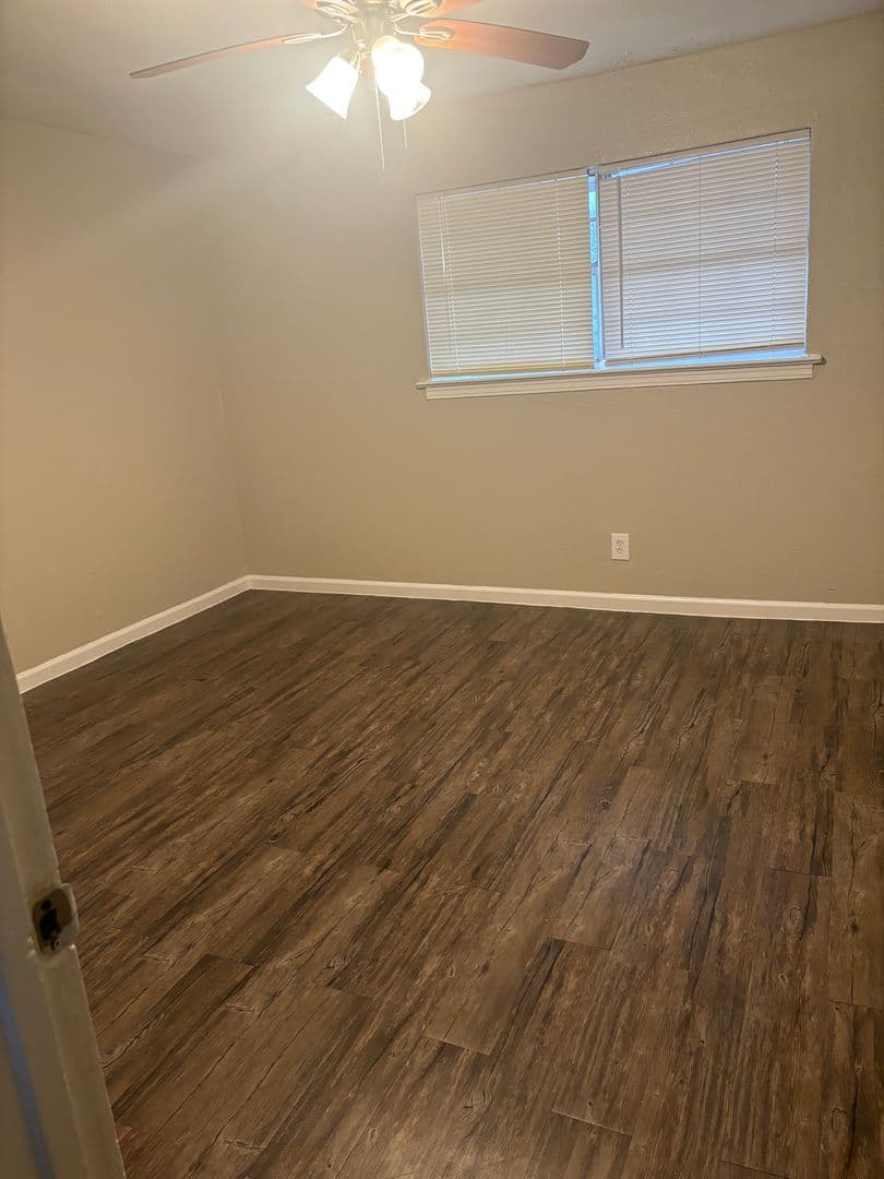 Garland Apartment: 1520 W Kingsley Rd