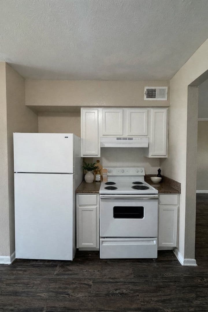 Dallas Apartment: 1441 N Jim Miller Rd