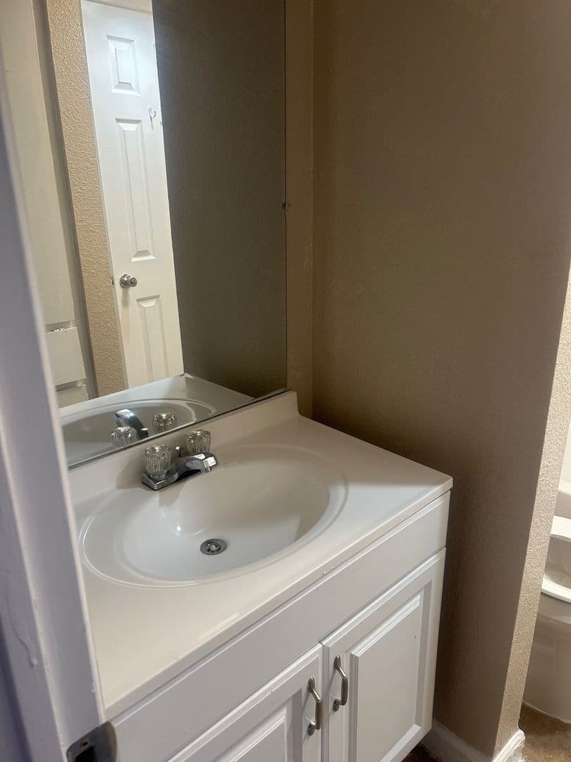 Arlington Apartment: 1676 Carter Drive