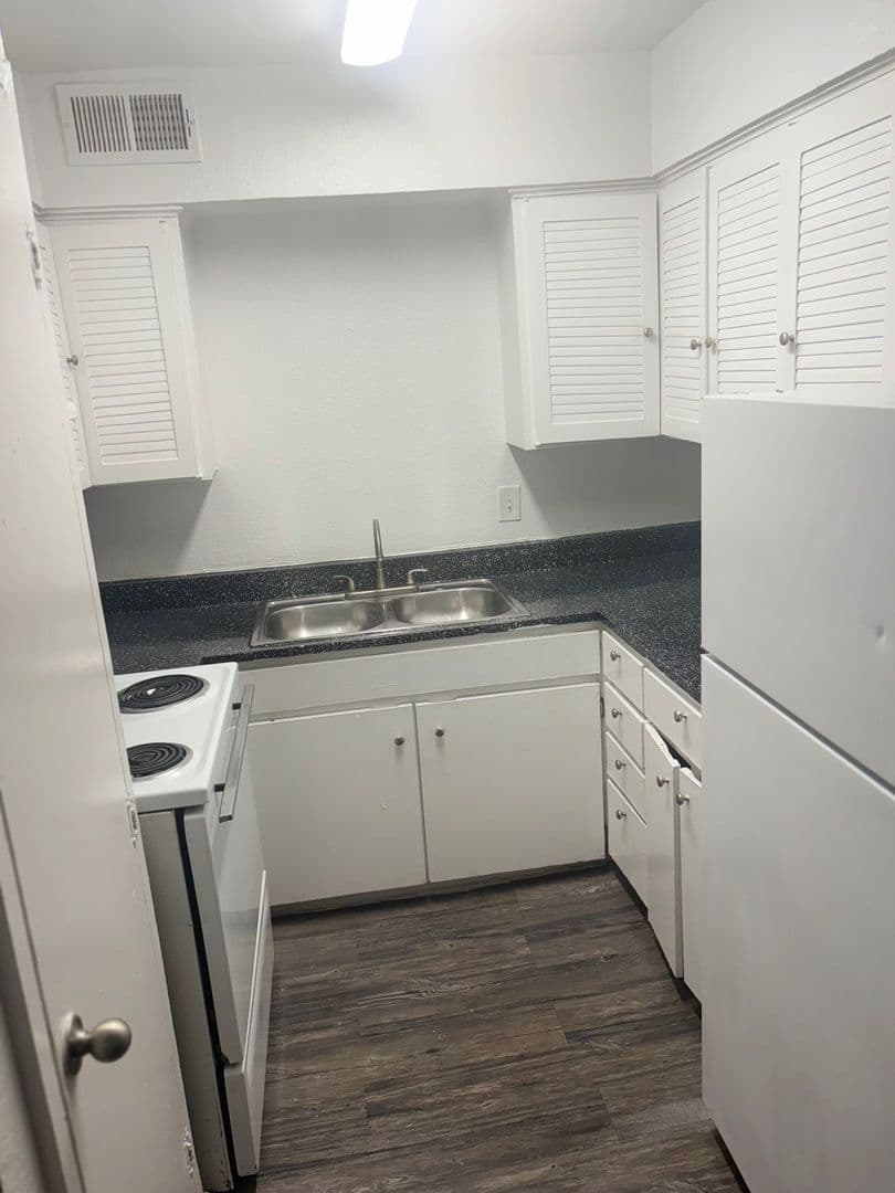 Garland Apartment: 1520 W Kingsley Rd