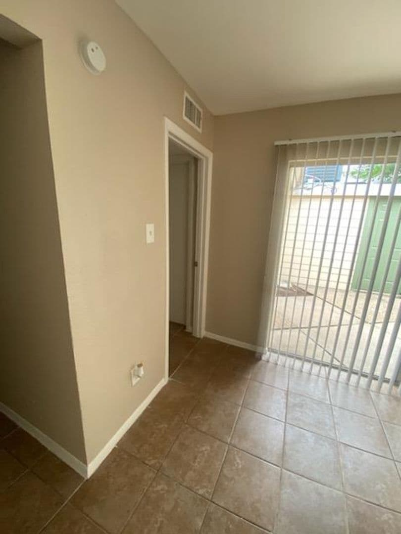 Arlington Apartment: 1676 Carter Drive