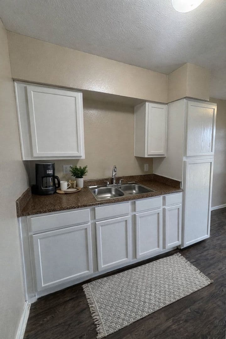 Dallas Apartment: 1441 N Jim Miller Rd