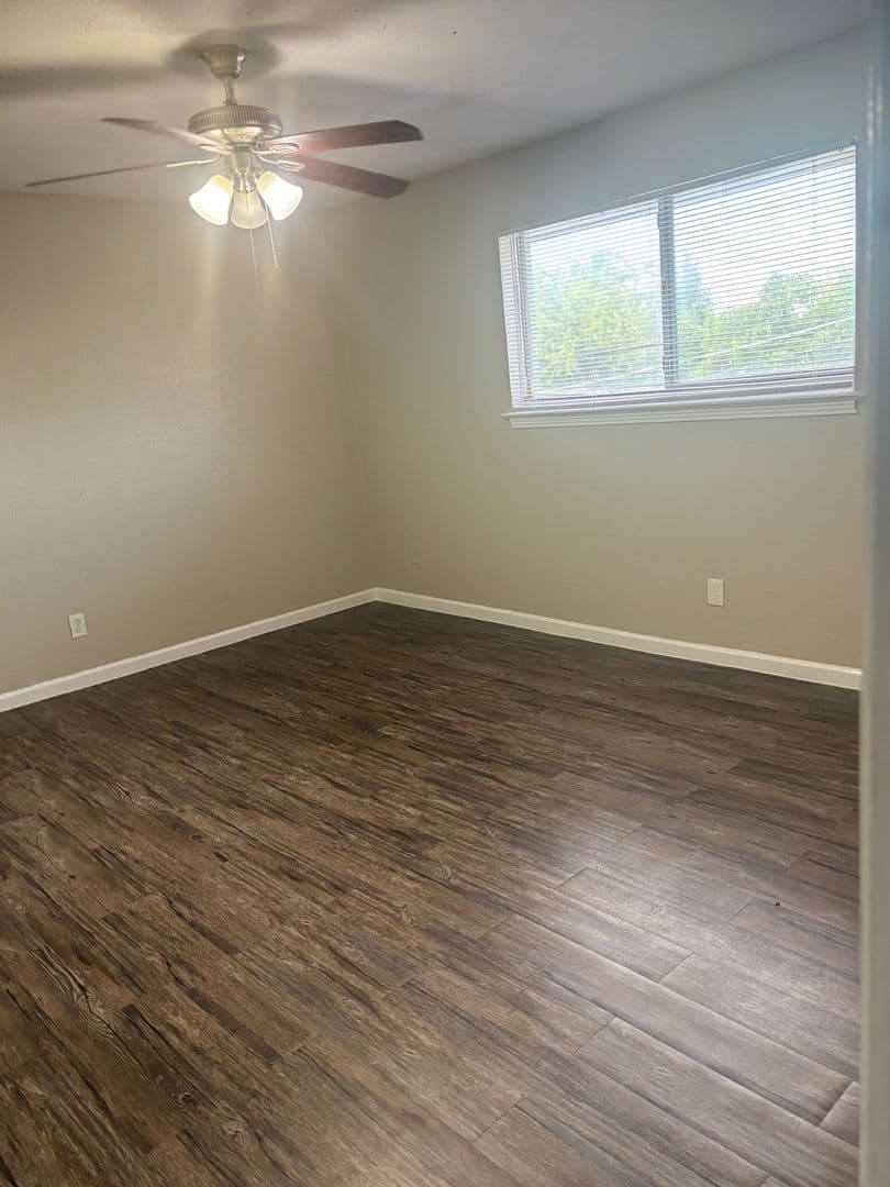 Garland Apartment: 1520 W Kingsley Rd