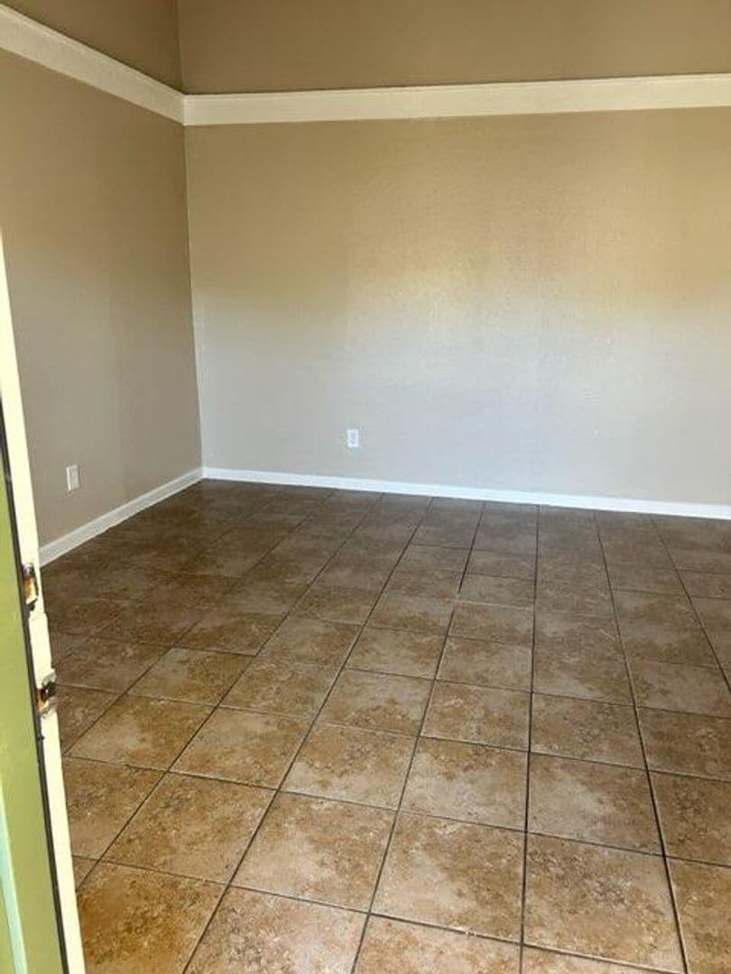 Arlington Apartment: 1676 Carter Drive