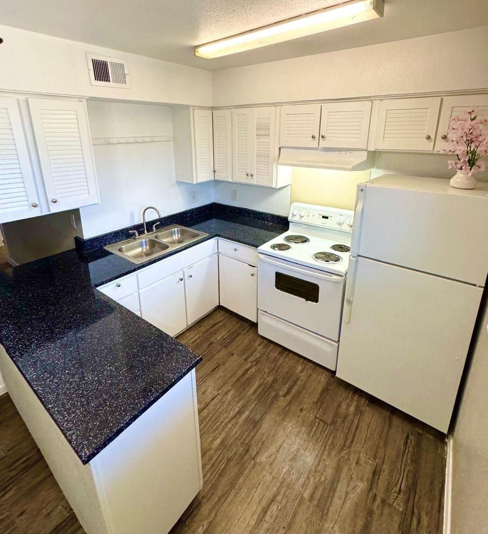 Garland Apartment: 1520 W Kingsley Rd