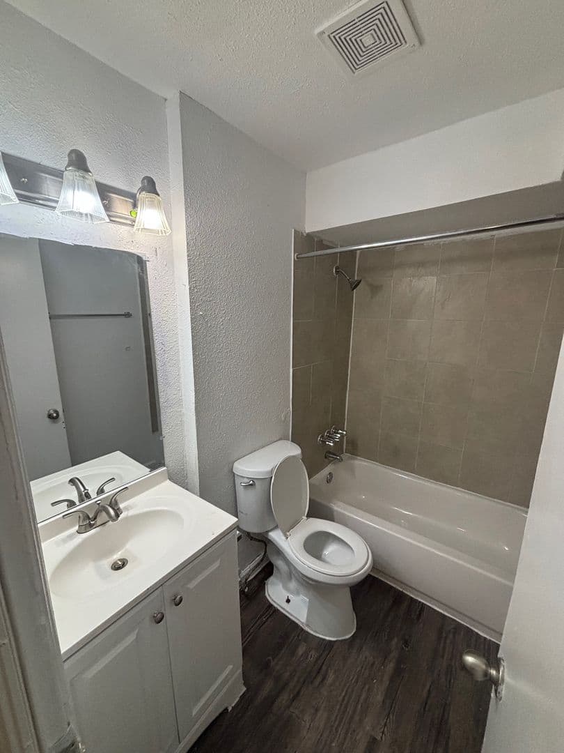 Garland Apartment: 1520 W Kingsley Rd