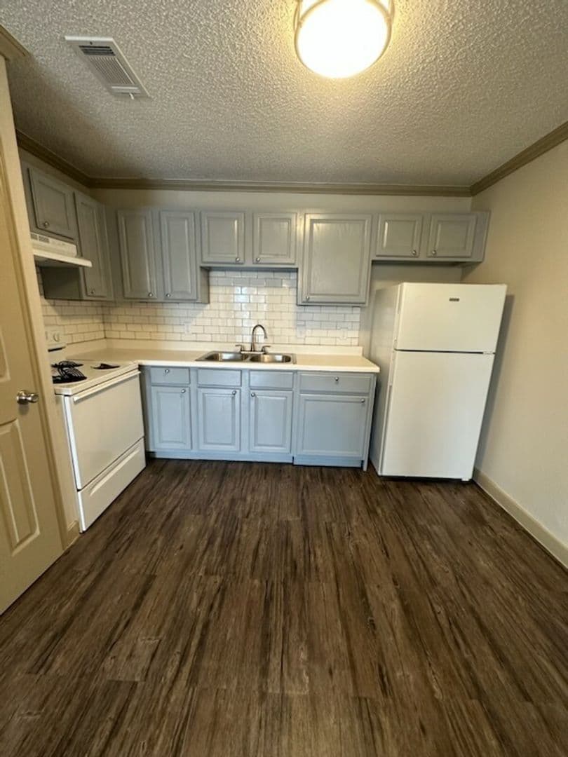 Commerce Apartment: 801 Culver St