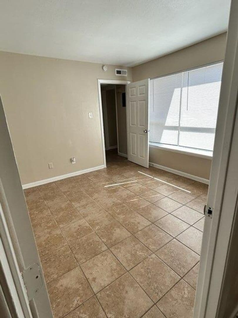 Arlington Apartment: 1676 Carter Drive