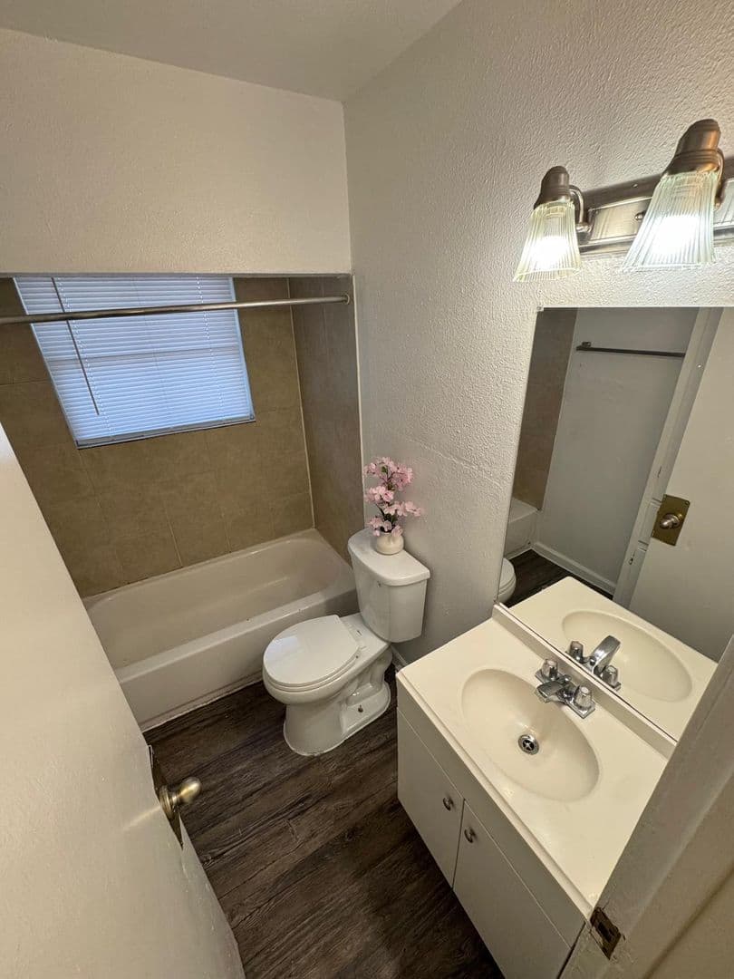 Garland Apartment: 1520 W Kingsley Rd