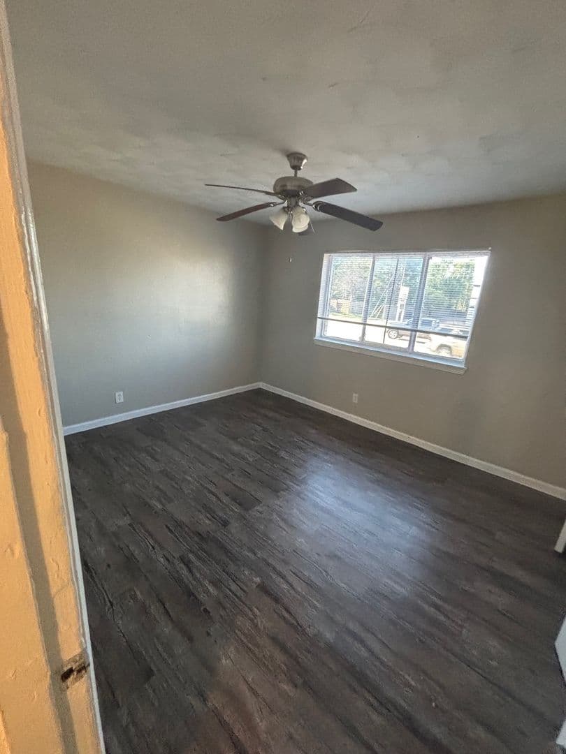 Garland Apartment: 1520 W Kingsley Rd