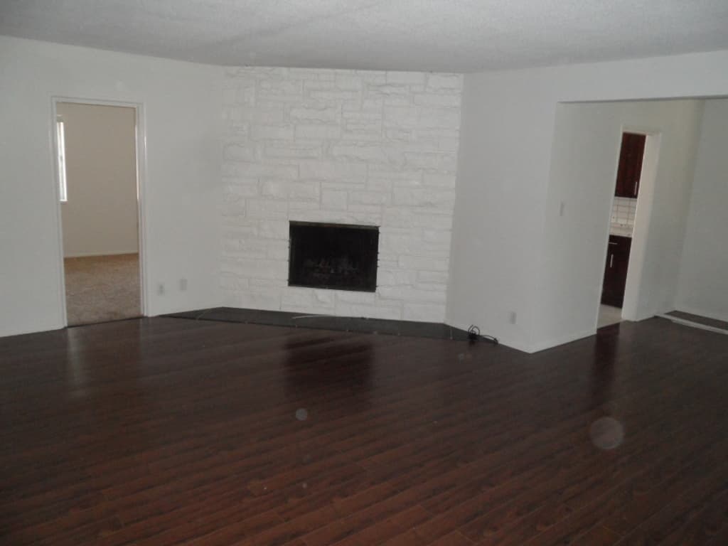 Los Angeles Apartment: 5008 W. 58th Place