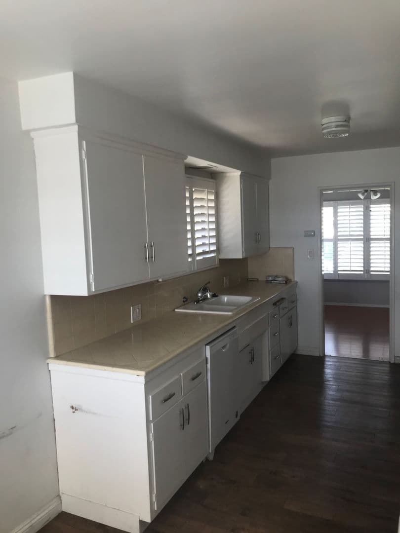 Los Angeles Apartment: 5008 W. 58th Place