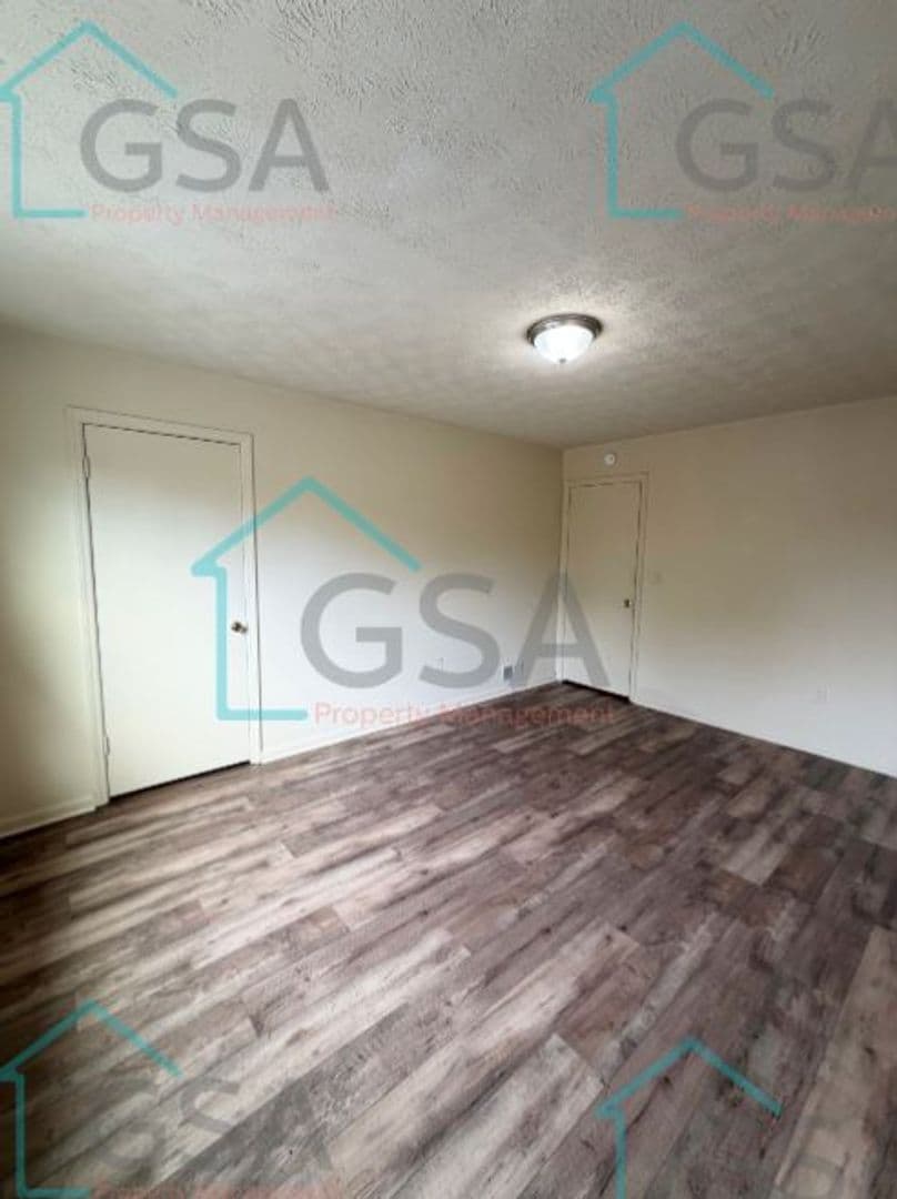 Greenville Apartment: -