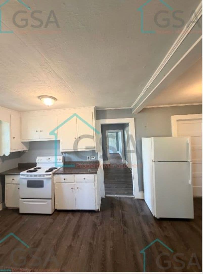 Greenville Apartment: _,_