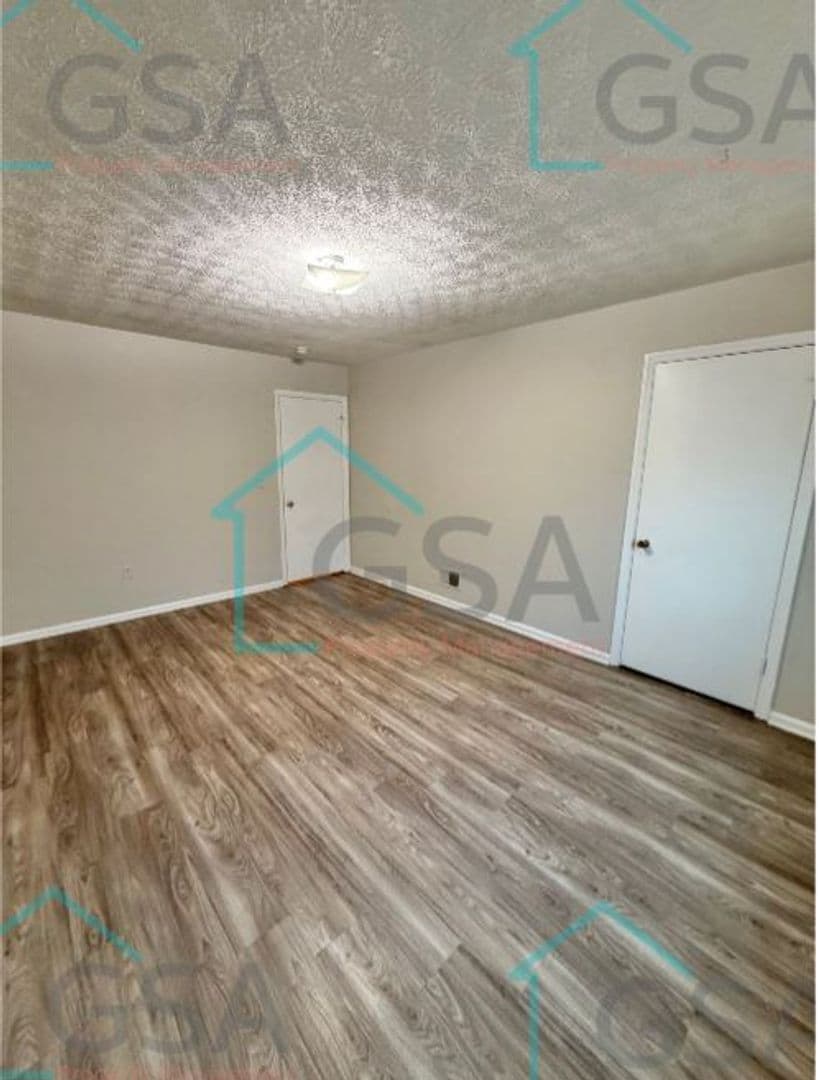 Greenville Apartment: -